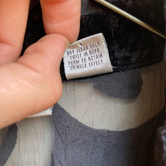 CHICOS | Black Floral Burnout Velvet Crinkle Button Down 3/4 Sleeve Blouse Top - Picture 15 of 15